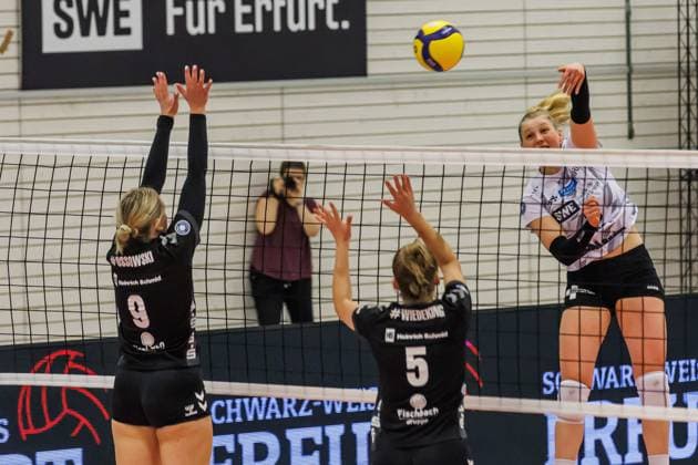 from left Alisha Ossowski Essen, 9 , Luzie Wiedeking Essen, 5 , Sina Stöckmann Schwarz Weiss Erfurt, 8 , 09 03 2024, Erfurt Germany , Volleyball, 2 Bundesliga Women Pro, Schwarz Weiss Erfurt Allbau Volleys Essen xprx