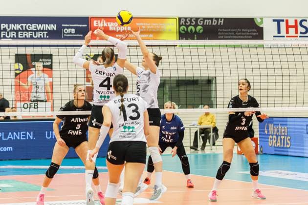 Isabella Noble Schwarz Weiss Erfurt, 5 passing, left Silvie Pavlova Schwarz Weiss Erfurt, 4 , front Lara Darowski Schwarz Weiss Erfurt, 13 , 09 03 2024, Erfurt Germany , Volleyball, 2 Bundesliga Women Pro, Schwarz Weiss Erfurt Allbau Volleys Essen xprx