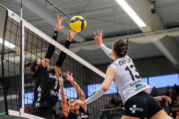 from right Lara Darowski Schwarz Weiss Erfurt, 13 against the block of Carlotta Strube Essen, 3 , 09 03 2024, Erfurt Germany , Volleyball, 2 Bundesliga Women Pro, Schwarz Weiss Erfurt Allbau Volleys Essen xprx