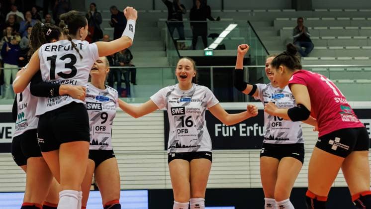 Cheering, celebration at Schwarz Weiss Erfurt in the middle Tabea Dreiack Schwarz Weiss Erfurt, 16 , 09 03 2024, Erfurt Germany , Volleyball, 2 Bundesliga Women Pro, Schwarz Weiss Erfurt Allbau Volleys Essen xprx