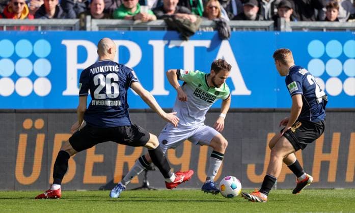 Soccer 2 BL SV Wehen Wiesbaden Hannover 96 09 03 24, Aleksandar Vukotic SVWW , Louis Schaub H96 , Lasse Günther SVWW ,