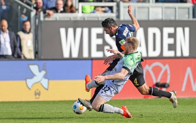 Soccer 2 BL SV Wehen Wiesbaden Hannover 96 09 03 24, Andreas Voglsammer H96 , Sascha Mockenhaupt SVWW ,