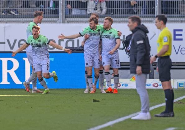 Soccer 2 BL SV Wehen Wiesbaden Hannover 96 09 03 24, Cheers after the equalizer by Andreas Voglsammler H96 ,