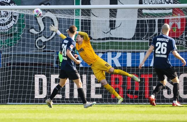 Soccer 2 BL SV Wehen Wiesbaden Hannover 96 09 03 24, equalizer by Andreas Voglsammler H96 , Florian Stritzel SVWW stretches in vain,