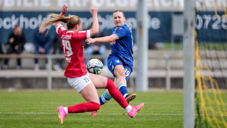 v li Nele Schmidt FSV, 29 , Leonie Schetter TSG II, 19 , duel, duel, tackle, tackling, dynamics, action, action, 10 03 2024, Sankt Leon Rot Germany , Football, 2 Women Bundesliga, TSG 1899 Hoffenheim II U20 FSV Gütersloh 2009, DFB DFL REGULATIONS PROHIBIT ANY USE OF PHOTOGRAPHS AS IMAGE SEQUENCES AND OR QUASI VIDEO xozx