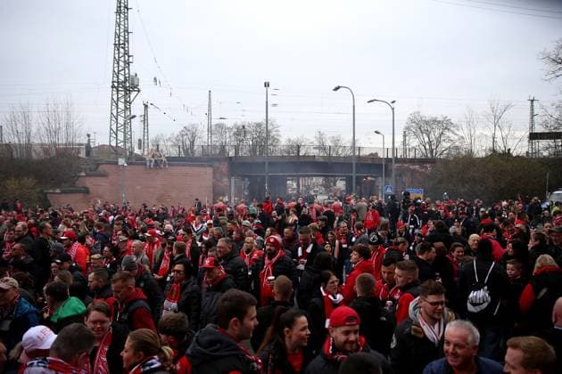10 03 2024, xmohx, Fußball 2 Bundesliga, 1 FC Kaiserslautern VfL Osnabrück emspor, v l Fanmarsch Marsch Fans Ultras Zuschauer FCK 1 FC Kaiserserlautern Weltmeister Ottmar Walter Ottes 100 Jahre Geburtstag Schals Fahnen Trikots Westkurve Fanbündnis DFL DFB REGULATIONS PROHIBIT ANY USE OF PHOTOGRAPHS as IMAGE SEQUENCES and or QUASI VIDEO Kaiserslautern