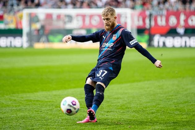 Jan Niklas Beste FC Heidenheim, 37 kicks the ball GER, FC Augsburg vs 1 FC Heidenheim, 1 Bundesliga Soccer, 25 Matchday, Season 2023 2024, 09 03 2024 DFB DFL REGULATIONS PROHIBIT ANY USE OF PHOTOGRAPHS AS IMAGE SEQUENCES AND OR QUASI VIDEO GER, FC Augsburg vs 1 FC Heidenheim, 1 Bundesliga Soccer, 25 Matchday, 09 03 2024 Augsburg Copyright: xEibner-Pressefoto RogerxBuerkex EP_RBE