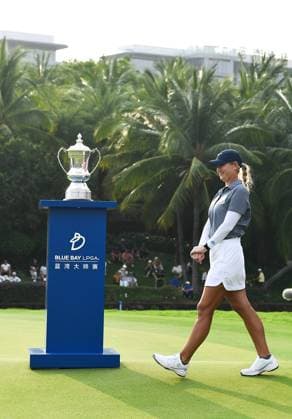 (240310) -- LINGSHUI, March 10, 2024 -- Bailey Tardy of the United States walks to the trophy after winning the Blue Bay LPGA, Golf Damen golf tournament in Lingshui, south China s Hainan Province, March 10, 2024. ) (SP)CHINA-HAINAN-LINGSHUI-GOLF-BLUE BAY LPGA (CN) YangxGuanyu 