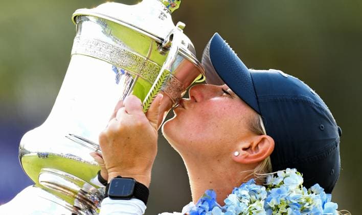 (240310) -- LINGSHUI, March 10, 2024 -- Bailey Tardy of the United States kisses the trophy after winning the Blue Bay LPGA, Golf Damen golf tournament in Lingshui, south China s Hainan Province, March 10, 2024. ) (SP)CHINA-HAINAN-LINGSHUI-GOLF-BLUE BAY LPGA (CN) YangxGuanyu 