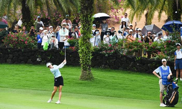 (240310) -- LINGSHUI, March 10, 2024 -- Lydia Ko (L) of New Zealand plays a shot during the final round of the Blue Bay LPGA, Golf Damen golf tournament in Lingshui, south China s Hainan Province, March 10, 2024. ) (SP)CHINA-HAINAN-LINGSHUI-GOLF-BLUE BAY LPGA (CN) YangxGuanyu 