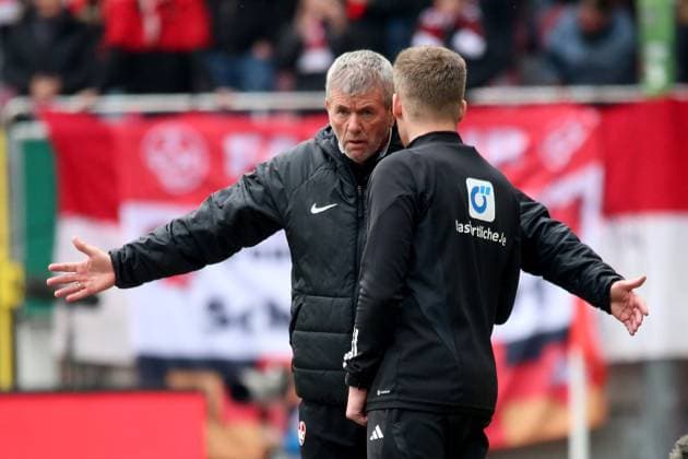 10 03 2024, xmohx, Fussball 2 Bundesliga, 1 FC Kaiserslautern VfL Osnabrück emspor, v l Trainer Coach Friedhelm Funkel 1 FC Kaiserslautern gesticulates gives instructions with arms gesticulate gives instructions, gesticulate Fourth Official Referee Felix Weller Neunkirchen DFL DFB REGULATIONS PROHIBIT ANY USE OF PHOTOGRAPHS as IMAGE SEQUENCES and or QUASI VIDEO Kaiserslautern