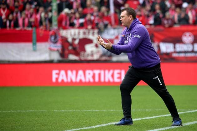 10 03 2024, xmohx, Fußball 2 Bundesliga, 1 FC Kaiserslautern VfL Osnabrück emspor, v l Trainer Coach Uwe Koschinat VfL Osnabrueck Osnabrück gestikuliert gibt Anweisungen mit den Armen gestikulieren gives instructions, gesticulate DFL DFB REGULATIONS PROHIBIT ANY USE OF PHOTOGRAPHS as IMAGE SEQUENCES and or QUASI VIDEO Kaiserslautern