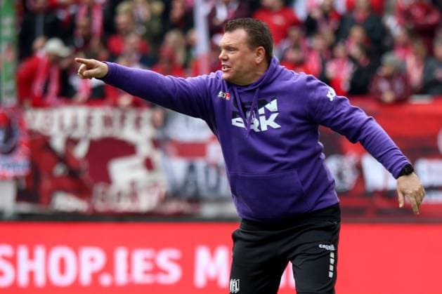 10 03 2024, xmohx, Fußball 2 Bundesliga, 1 FC Kaiserslautern VfL Osnabrück emspor, v l Trainer Coach Uwe Koschinat VfL Osnabrueck Osnabrück gestikuliert gibt Anweisungen mit den Armen gestikulieren gives instructions, gesticulate DFL DFB REGULATIONS PROHIBIT ANY USE OF PHOTOGRAPHS as IMAGE SEQUENCES and or QUASI VIDEO Kaiserslautern