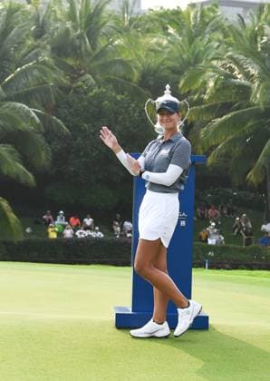 (240310) -- LINGSHUI, March 10, 2024 -- Bailey Tardy of the United States waves to the spectators after winning the Blue Bay LPGA, Golf Damen golf tournament in Lingshui, south China s Hainan Province, March 10, 2024. ) (SP)CHINA-HAINAN-LINGSHUI-GOLF-BLUE BAY LPGA (CN) YangxGuanyu 