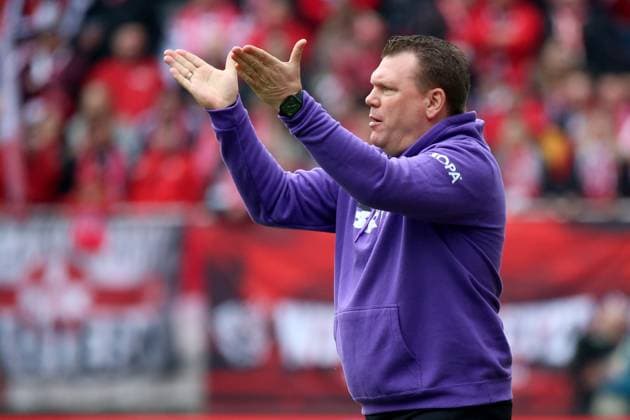 10 03 2024, xmohx, Fußball 2 Bundesliga, 1 FC Kaiserslautern VfL Osnabrück emspor, v l Trainer Coach Uwe Koschinat VfL Osnabrueck Osnabrück gestikuliert gibt Anweisungen mit den Armen gestikulieren gives instructions, gesticulate DFL DFB REGULATIONS PROHIBIT ANY USE OF PHOTOGRAPHS as IMAGE SEQUENCES and or QUASI VIDEO Kaiserslautern