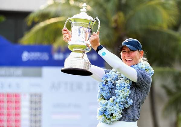 (240310) -- LINGSHUI, March 10, 2024 -- Bailey Tardy of the United States holds up the trophy after winning the Blue Bay LPGA, Golf Damen golf tournament in Lingshui, south China s Hainan Province, March 10, 2024. ) (SP)CHINA-HAINAN-LINGSHUI-GOLF-BLUE BAY LPGA (CN) YangxGuanyu 