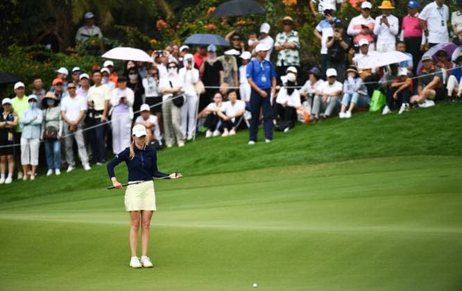 (240310) -- LINGSHUI, March 10, 2024 -- Sarah Schmelzel of the United States lines up a shot during the final round of the Blue Bay LPGA, Golf Damen golf tournament in Lingshui, south China s Hainan Province, March 10, 2024. ) (SP)CHINA-HAINAN-LINGSHUI-GOLF-BLUE BAY LPGA (CN) YangxGuanyu 