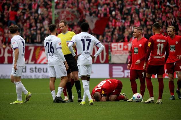 10 03 2024, xmohx, Soccer 2 Bundesliga, 1 FC Kaiserslautern VfL Osnabrück emspor, v l Dave Gnaase VfL Osnabrueck Osnabrück Referee Referee Sascha Stegemann Niederkassel Christian Conteh VfL Osnabrueck Osnabrück Jean Zimmer 1 FC Kaiserslautern injured Injury with pain on the ground DFL DFB REGULATIONS PROHIBIT ANY USE OF PHOTOGRAPHS as IMAGE SEQUENCES and or QUASI VIDEO Kaiserslautern