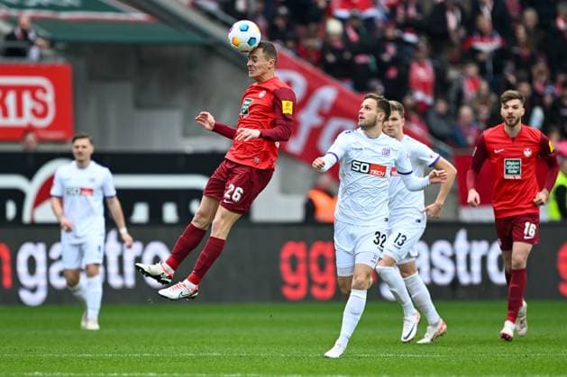 2 Bundesliga 1 FC Kaiserslautern VfL Osnabrück on 10 03 2024 at Fritz Walter Stadion in Kaiserslautern Filip Kaloc Kaiserslautern in a duel against Jannes Wulff Osnabrueck MT
