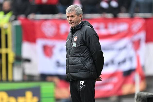 2 Bundesliga 1 FC Kaiserslautern VfL Osnabrück on 10 03 2024 at Fritz Walter Stadium in Kaiserslautern Coach Friedhelm Funkel Kaiserslautern dissatisfied, disappointed, disappointed, dejected MT