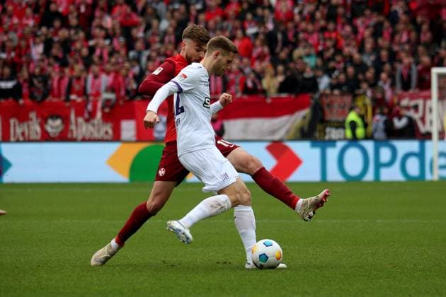 10 03 2024, xmohx, Fußball 2 Bundesliga, 1 FC Kaiserslautern VfL Osnabrück emspor, v l Julian Niehues 1 FC Kaiserslautern Jannes Wulf VfL Osnabrueck Osnabrück Zweikampf, Aktion, action, battle for the ball DFL DFB REGULATIONS PROHIBIT ANY USE OF PHOTOGRAPHS as IMAGE SEQUENCES and or QUASI VIDEO Kaiserslautern