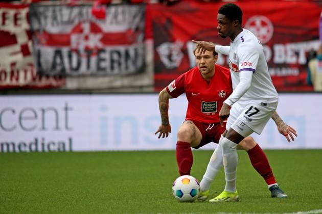 10 03 2024, xmohx, Fußball 2 Bundesliga, 1 FC Kaiserslautern VfL Osnabrück emspor, v l Tymoteusz Puchacz 1 FC Kaiserslautern Christian Conteh VfL Osnabrueck Osnabrück Zweikampf, Aktion, action, battle for the ball DFL DFB REGULATIONS PROHIBIT ANY USE OF PHOTOGRAPHS as IMAGE SEQUENCES and or QUASI VIDEO Kaiserslautern