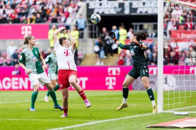 GOOGLE PIXEL Womens Bundesliga 1 FC Köln SV Werder Bremen 10 03 2024 Carlotta Wamser 1 FC Köln, 30 Header backwards goal chance Livia Peng SV Werder Bremen, 1 GOOGLE PIXEL Womens Bundesliga 1 FC Köln SV Werder Bremen, Cologne, RheinEnergieStadion on 10 03 2024 DFB REGULATIONS PROHIBIT ANY USE OF PHOTOGRAPHS AS IMAGE SEQUENCES AND OR QUASI VIDEO Copyright: xBEAUTIFULxSPORTS Wunderlx
