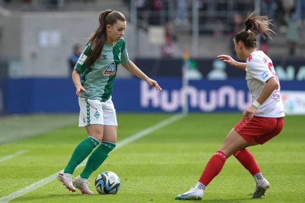 from left Tuana Mahmoud geb Keles, SV Werder Bremen, 10 and Martyna Wiankowska 1 FC Köln, 26 in duel, duel, dynamics, action, action, game scene, THE DFB GUIDELINES PROHIBIT ANY USE OF PHOTOGRAPHS AS IMAGE SEQUENCES AND OR QUASI VIDEO DFB REGULATIONS PROHIBIT ANY USE OF PHOTOGRAPHS AS IMAGE SEQUENCES AND OR QUASI VIDEO , 10 03 2024, Cologne Germany , Football, Google Pixel Women Bundesliga, 1 FC Köln SV Werder Bremen xobx