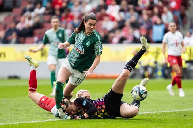 GER, Google Pixel Womens Bundesliga, 1 FC Köln Koeln vs Werder Bremen 10 03 2024, RheinEnergieSTADION, Köln, GER, Google Pixel Womens Bundesliga, 1 FC Köln Koeln vs Werder Bremen In the picture duel between Chiara Hahn SV Werder Bremen, 21 and Janina Hechler 1 FC Köln Koel, 28 Jasmin Pal 1 FC Köln Koel, 1 goal chance nordphotoxGmbHxx xChristianxSchulze nph000300