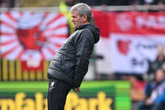 2 Bundesliga 1 FC Kaiserslautern VfL Osnabrück on 10 03 2024 at Fritz Walter Stadium in Kaiserslautern Coach Friedhelm Funkel Kaiserslautern dissatisfied, disappointed, disappointed, dejected MT