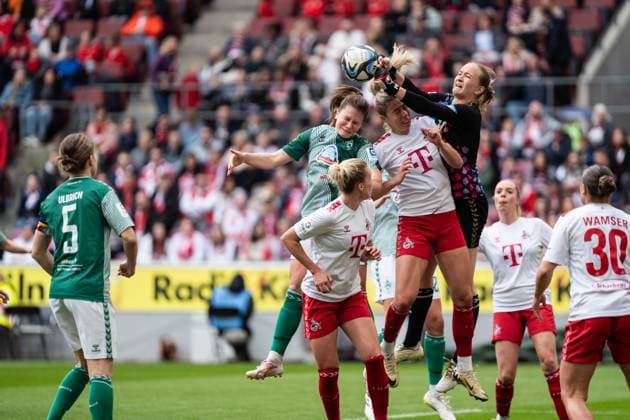 GER, Google Pixel Womens Bundesliga, 1 FC Köln Koeln vs Werder Bremen 10 03 2024, RheinEnergieSTADION, Köln, GER, Google Pixel Womens Bundesliga, 1 FC Köln Koeln vs Werder Bremen In the picture header duel header duel at corner between Janina Hechler 1 FC Köln Koel, 28 Emilie Bernhardt SV Werder Bremen, 16 Jasmin Pal 1 FC Köln Koel, 1 nordphotoxGmbHxx xChristianxSchulze nph000300