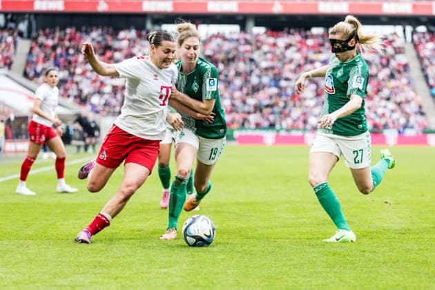 GOOGLE PIXEL Frauen Bundesliga 1 FC Köln SV Werder Bremen 10 03 2024 duel Carlotta Wamser 1 FC Köln, 30 , Saskia Matheis SV Werder Bremen, 19 , Nina Lührßen SV Werder Bremen, 27 GOOGLE PIXEL Frauen Bundesliga 1 FC Köln SV Werder Bremen, Köln, RheinEnergieStadion am 10 03 2024 DFB REGULATIONS PROHIBIT ANY USE OF PHOTOGRAPHS AS IMAGE SEQUENCES AND OR QUASI VIDEO Copyright: xBEAUTIFULxSPORTS Wunderlx
