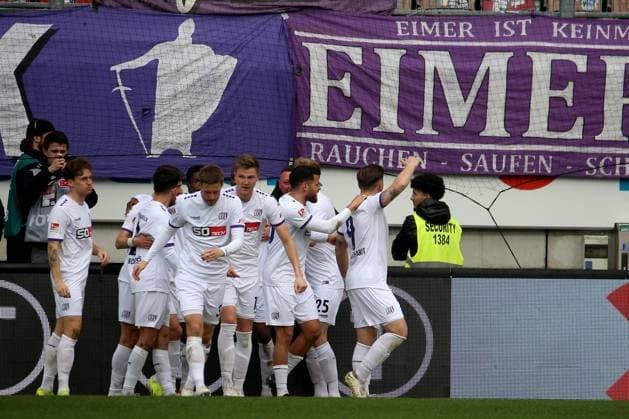 10 03 2024, xmohx, Fußball 2 Bundesliga, 1 FC Kaiserslautern VfL Osnabrück emspor, v l Torjubel nach dem Tor zum celebrating the goal celebrate 0 1 durch Erik Engelhardt VfL Osnabrueck Osnabrück DFL DFB REGULATIONS PROHIBIT ANY USE OF PHOTOGRAPHS as IMAGE SEQUENCES and or QUASI VIDEO Kaiserslautern