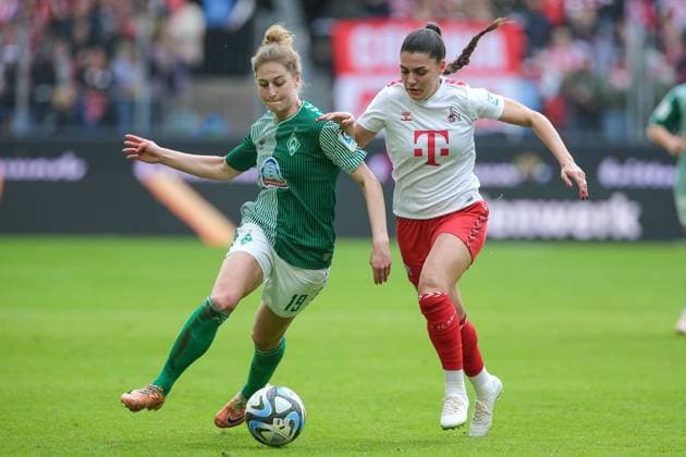 from left Saskia Matheis SV Werder Bremen, 19 and Manjou Wilde 1 FC Köln, 7 in a duel, dynamic, action, action, game scene, THE DFB GUIDELINES PROHIBIT ANY USE OF PHOTOGRAPHS AS IMAGE SEQUENCES AND OR QUASI VIDEO DFB REGULATIONS PROHIBIT ANY USE OF PHOTOGRAPHS AS IMAGE SEQUENCES AND OR QUASI VIDEO , 10 03 2024, Cologne Germany , Football, Google Pixel Women Bundesliga, 1 FC Köln SV Werder Bremen xobx