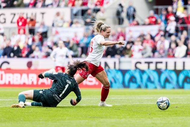 GOOGLE PIXEL Womens Bundesliga 1 FC Köln SV Werder Bremen 10 03 2024 Marleen Schimmer 1 FC Köln, 23 storms towards goal Livia Peng SV Werder Bremen, 1 defends penalty foul GOOGLE PIXEL Womens Bundesliga 1 FC Köln SV Werder Bremen, Cologne, RheinEnergieStadion on 10 03 2024 DFB REGULATIONS PROHIBIT ANY USE OF PHOTOGRAPHS AS IMAGE SEQUENCES AND OR QUASI VIDEO Copyright: xBEAUTIFULxSPORTS Wunderlx