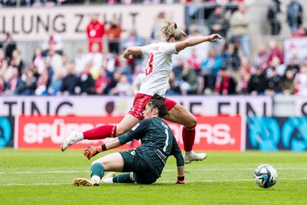 GOOGLE PIXEL Womens Bundesliga 1 FC Köln SV Werder Bremen 10 03 2024 Marleen Schimmer 1 FC Köln, 23 storms towards goal Livia Peng SV Werder Bremen, 1 defends penalty foul GOOGLE PIXEL Womens Bundesliga 1 FC Köln SV Werder Bremen, Cologne, RheinEnergieStadion on 10 03 2024 DFB REGULATIONS PROHIBIT ANY USE OF PHOTOGRAPHS AS IMAGE SEQUENCES AND OR QUASI VIDEO Copyright: xBEAUTIFULxSPORTS Wunderlx