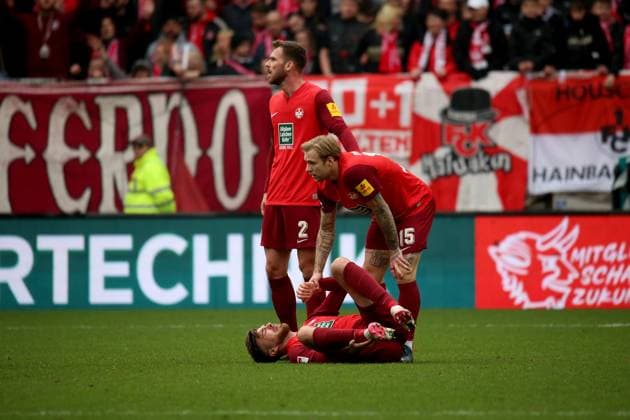 10 03 2024, xmohx, Fußball 2 Bundesliga, 1 FC Kaiserslautern VfL Osnabrück emspor, v l Julian Niehues 1 FC Kaiserslautern injured Injury with pain on the ground Boris Tomiak 1 FC Kaiserslautern Tymoteusz Puchacz 1 FC Kaiserslautern DFL DFB REGULATIONS PROHIBIT ANY USE OF PHOTOGRAPHS as IMAGE SEQUENCES and or QUASI VIDEO Kaiserslautern