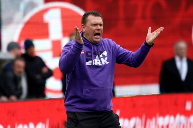 10 03 2024, xmohx, Fußball 2 Bundesliga, 1 FC Kaiserslautern VfL Osnabrück emspor, v l Trainer Coach Uwe Koschinat VfL Osnabrueck Osnabrück gestikuliert gibt Anweisungen mit den Armen gestikulieren gives instructions, gesticulate DFL DFB REGULATIONS PROHIBIT ANY USE OF PHOTOGRAPHS as IMAGE SEQUENCES and or QUASI VIDEO Kaiserslautern