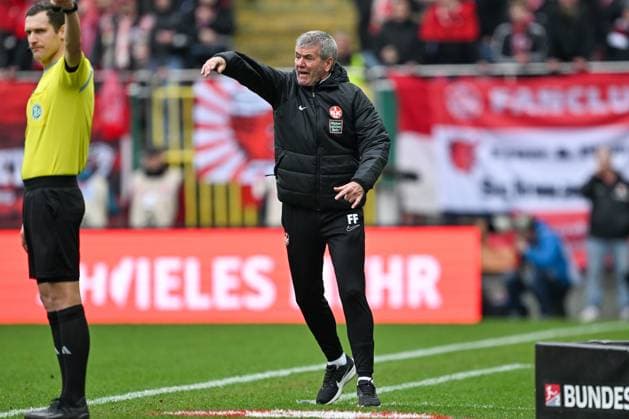 2 Bundesliga 1 FC Kaiserslautern VfL Osnabrück on 10 03 2024 at Fritz Walter Stadium in Kaiserslautern Coach Friedhelm Funkel Kaiserslautern dissatisfied, disappointed, disappointed, dejected MT