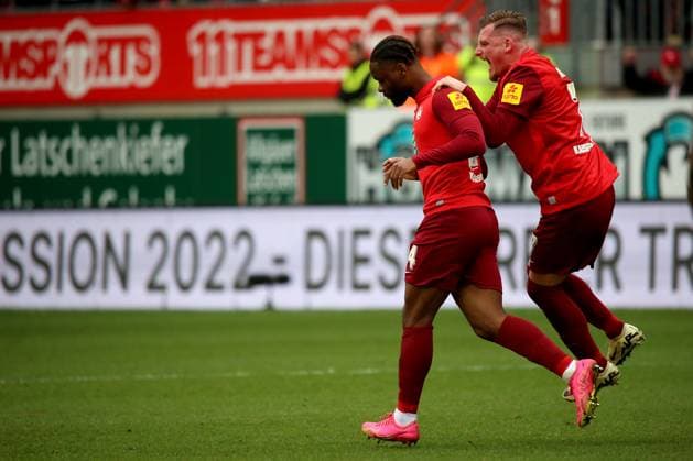 10 03 2024, xmohx, Fußball 2 Bundesliga, 1 FC Kaiserslautern VfL Osnabrück emspor, v l Torjubel nach dem Tor zum celebrating the goal celebrate 2 2 durch Ba Muaka Simakala 1 FC Kaiserslautern mit Marlon Ritter 1 FC Kaiserslautern DFL DFB REGULATIONS PROHIBIT ANY USE OF PHOTOGRAPHS as IMAGE SEQUENCES and or QUASI VIDEO Kaiserslautern