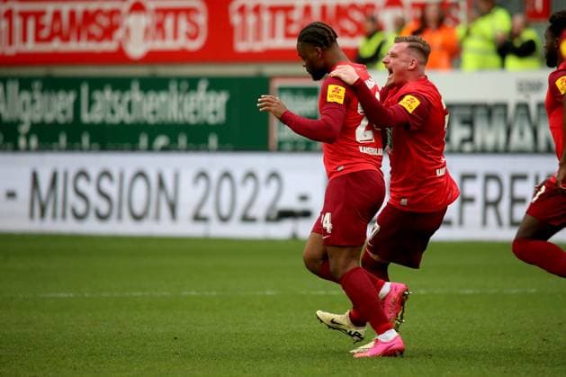 10 03 2024, xmohx, Fußball 2 Bundesliga, 1 FC Kaiserslautern VfL Osnabrück emspor, v l Torjubel nach dem Tor zum celebrating the goal celebrate 2 2 durch Ba Muaka Simakala 1 FC Kaiserslautern mit Marlon Ritter 1 FC Kaiserslautern DFL DFB REGULATIONS PROHIBIT ANY USE OF PHOTOGRAPHS as IMAGE SEQUENCES and or QUASI VIDEO Kaiserslautern