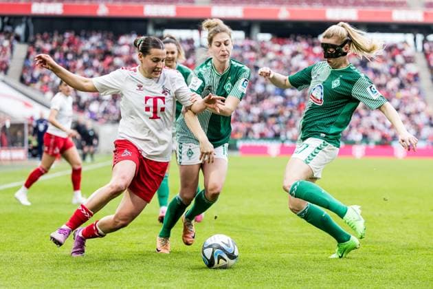 GOOGLE PIXEL Frauen Bundesliga 1 FC Köln SV Werder Bremen 10 03 2024 duel Carlotta Wamser 1 FC Köln, 30 , Saskia Matheis SV Werder Bremen, 19 , Nina Lührßen SV Werder Bremen, 27 GOOGLE PIXEL Frauen Bundesliga 1 FC Köln SV Werder Bremen, Köln, RheinEnergieStadion am 10 03 2024 DFB REGULATIONS PROHIBIT ANY USE OF PHOTOGRAPHS AS IMAGE SEQUENCES AND OR QUASI VIDEO Copyright: xBEAUTIFULxSPORTS Wunderlx