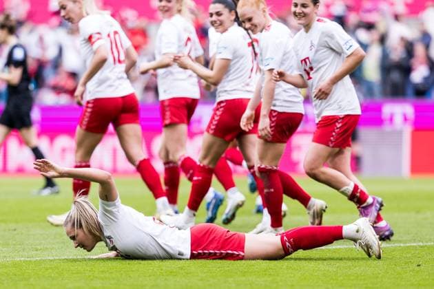 GOOGLE PIXEL Womens Bundesliga 1 FC Köln SV Werder Bremen 10 03 2024 Cheering for 1 0 by Marleen Schimmer 1 FC Köln, 23 Schimmer floats on the grass GOOGLE PIXEL Womens Bundesliga 1 FC Köln SV Werder Bremen, Cologne, RheinEnergieStadion on 10 03 2024 DFB REGULATIONS PROHIBIT ANY USE OF PHOTOGRAPHS AS IMAGE SEQUENCES AND OR QUASI VIDEO Copyright: xBEAUTIFULxSPORTS Wunderlx