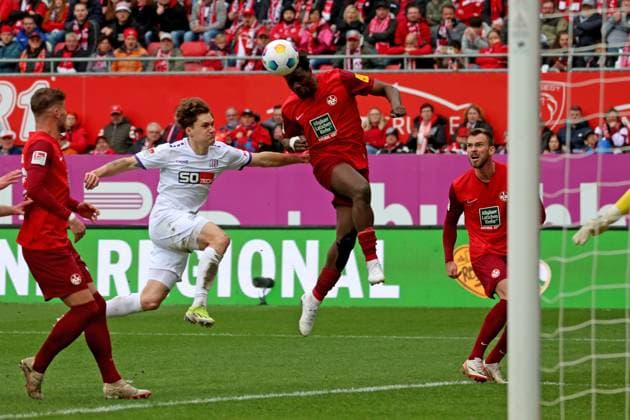 10 03 2024, xmohx, Fußball 2 Bundesliga, 1 FC Kaiserslautern VfL Osnabrück emspor, v l Ragnar Ache 1 FC Kaiserslautern erzielt das Tor zum scores the goal 1 1 DFL DFB REGULATIONS PROHIBIT ANY USE OF PHOTOGRAPHS as IMAGE SEQUENCES and or QUASI VIDEO Kaiserslautern