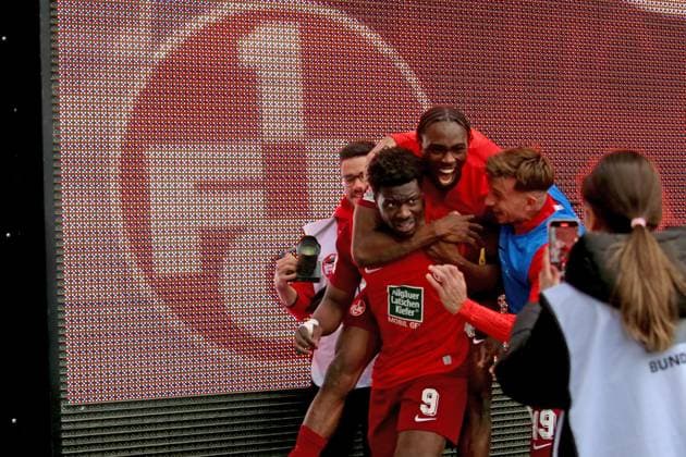 10 03 2024, xmohx, Fußball 2 Bundesliga, 1 FC Kaiserslautern VfL Osnabrück emspor, v l Torjubel nach dem Tor zum celebrating the goal celebrate 3 2 durch Ragnar Ache 1 FC Kaiserslautern DFL DFB REGULATIONS PROHIBIT ANY USE OF PHOTOGRAPHS as IMAGE SEQUENCES and or QUASI VIDEO Kaiserslautern