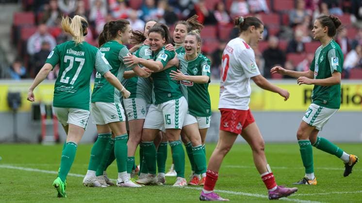 v li SV Werder Bremen players with goal celebration, cheering, jubilant, optimistic, match scene, highlight, joy about the goal to 1 1, THE DFB REGULATIONS PROHIBIT ANY USE OF PHOTOGRAPHS AS IMAGE SEQUENCES AND OR QUASI VIDEO , 10 03 2024, Cologne Germany , Football, Google Pixel Womens Bundesliga, 1 FC Köln SV Werder Bremen xobx