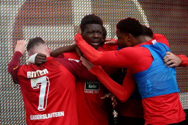 10 03 2024, xmohx, Fußball 2 Bundesliga, 1 FC Kaiserslautern VfL Osnabrück emspor, v l Torjubel nach dem Tor zum celebrating the goal celebrate 3 2 durch Ragnar Ache 1 FC Kaiserslautern DFL DFB REGULATIONS PROHIBIT ANY USE OF PHOTOGRAPHS as IMAGE SEQUENCES and or QUASI VIDEO Kaiserslautern