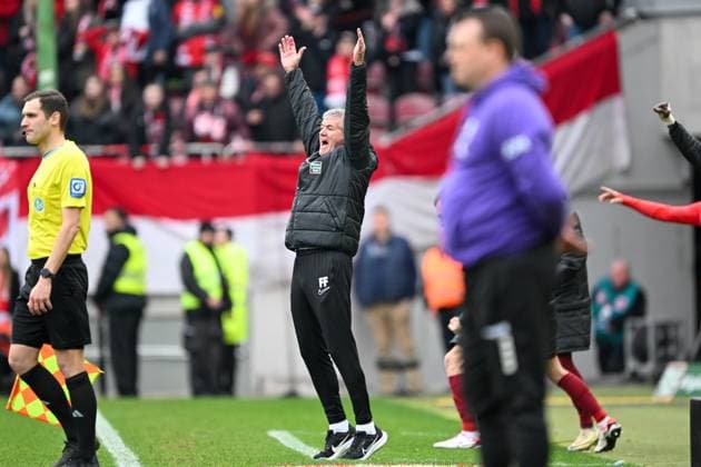 2 Bundesliga 1 FC Kaiserslautern VfL Osnabrück on 10 03 2024 at Fritz Walter Stadium in Kaiserslautern Coach Friedhelm Funkel Kaiserslautern cheers after the victory MT