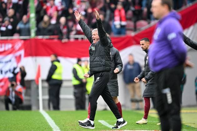 2 Bundesliga 1 FC Kaiserslautern VfL Osnabrück on 10 03 2024 at Fritz Walter Stadium in Kaiserslautern Coach Friedhelm Funkel Kaiserslautern cheers after the victory MT