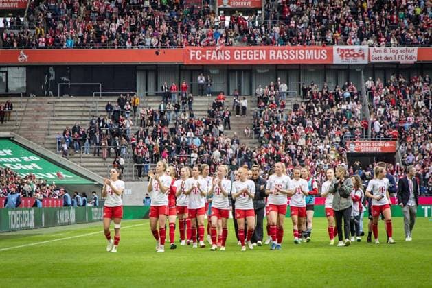 GOOGLE PIXEL Womens Bundesliga 1 FC Köln SV Werder Bremen 10 03 2024 1 FC Köln Women let the fans celebrate GOOGLE PIXEL Womens Bundesliga 1 FC Köln SV Werder Bremen 10 03 2024, Matchday 15, on 10 03 2024 at RheinEnergie Stadion in Cologne DFL REGULATIONS PROHIBIT ANY USE OF PHOTOGRAPHS AS IMAGE SEQUENCES AND OR QUASI VIDEO Copyright: xBEAUTIFULxSPORTS LeahxKohringx